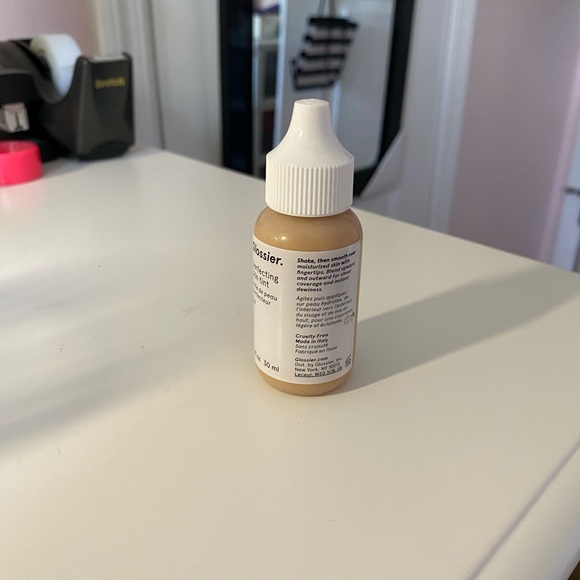 g9 glossier perfecting skin tint - Picture 3 of 3